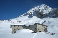 Rifugio Arp - Brusson Valle d'Aosta - il rifugio Arp sotto la neve